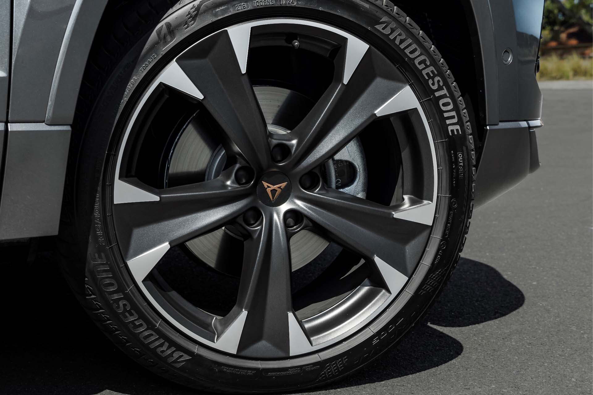 Close-up view of the 19-inch exclusive sport wheels in black and silver on the CUPRA Ateca, emphasizing its sleek and bold design.