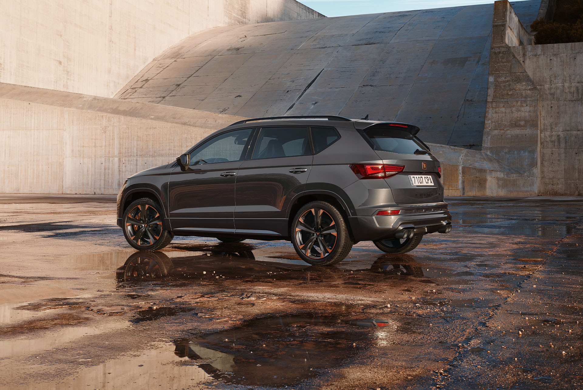 Rear view of the CUPRA Ateca, highlighting its quality, spaciousness, and modern exterior design.