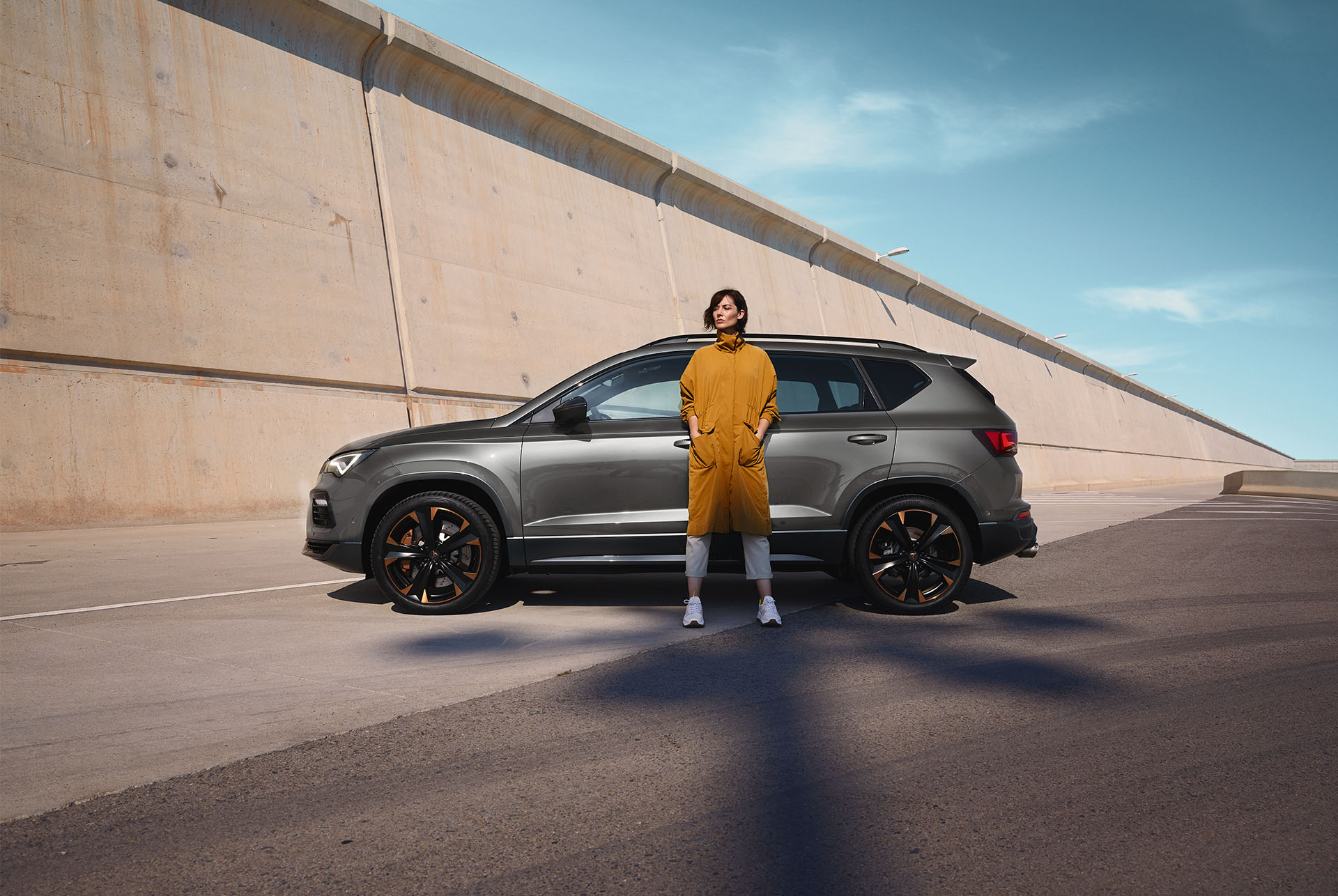 Side view of the CUPRA Ateca, emphasizing the vehicle's 300-horsepower engine capable of reaching 100km/h in just 4.9 seconds.